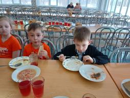 Питание детей в школьной столовой 3